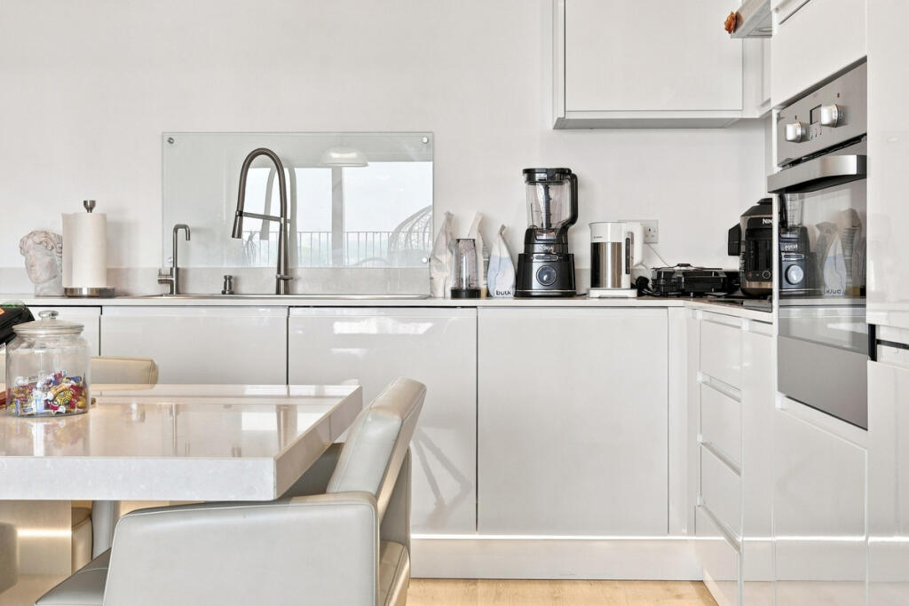 Apartment in Southend-on-Sea, Essex - More
