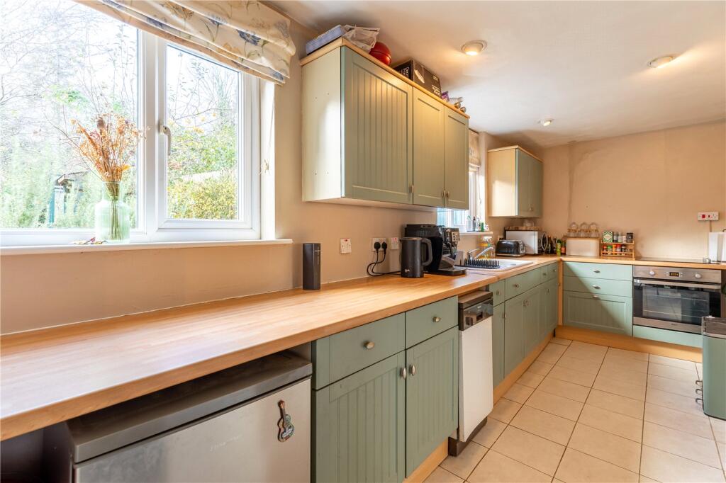 Newbury Street, Lambourn, Hungerford, Berkshire, RG17 photo 4