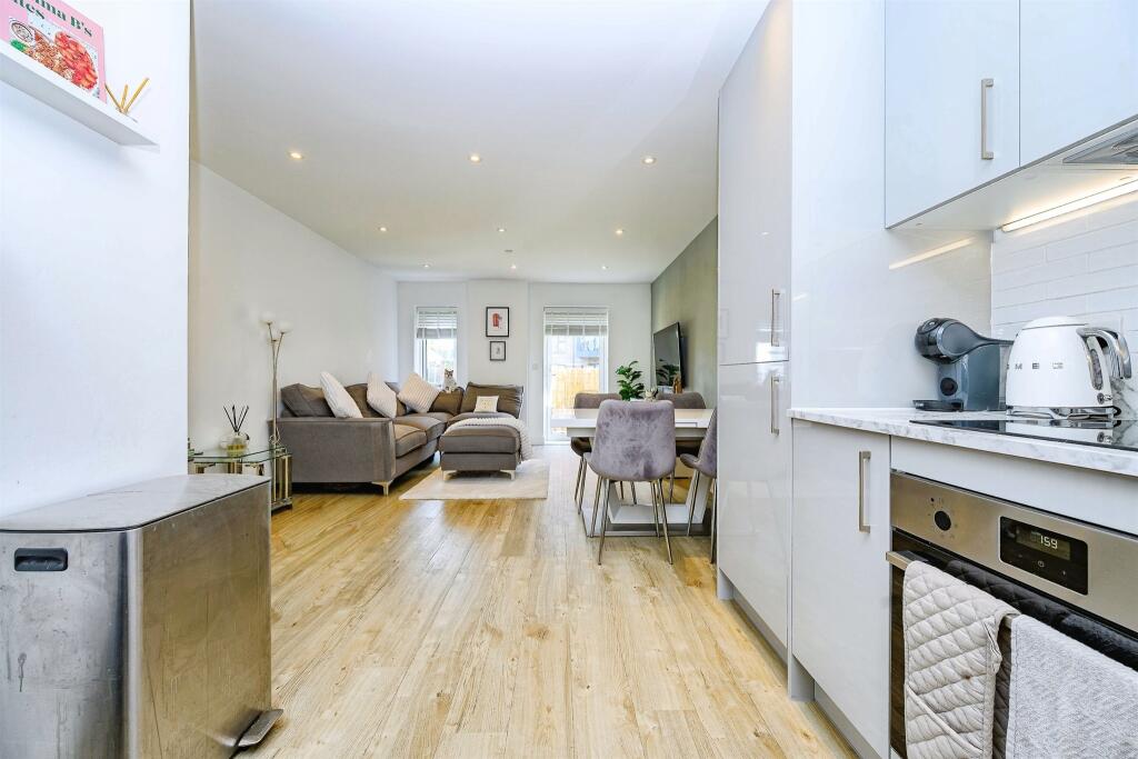 Apartment in Dacorum, Hertfordshire - View 4