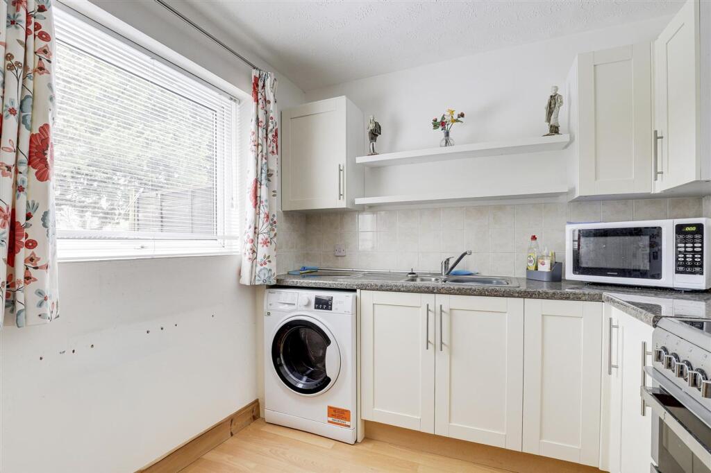 Brookdale Court, Nottingham, NG5 photo 4