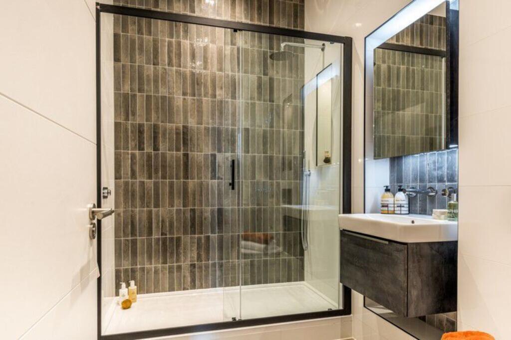 Apartment in Slough - More