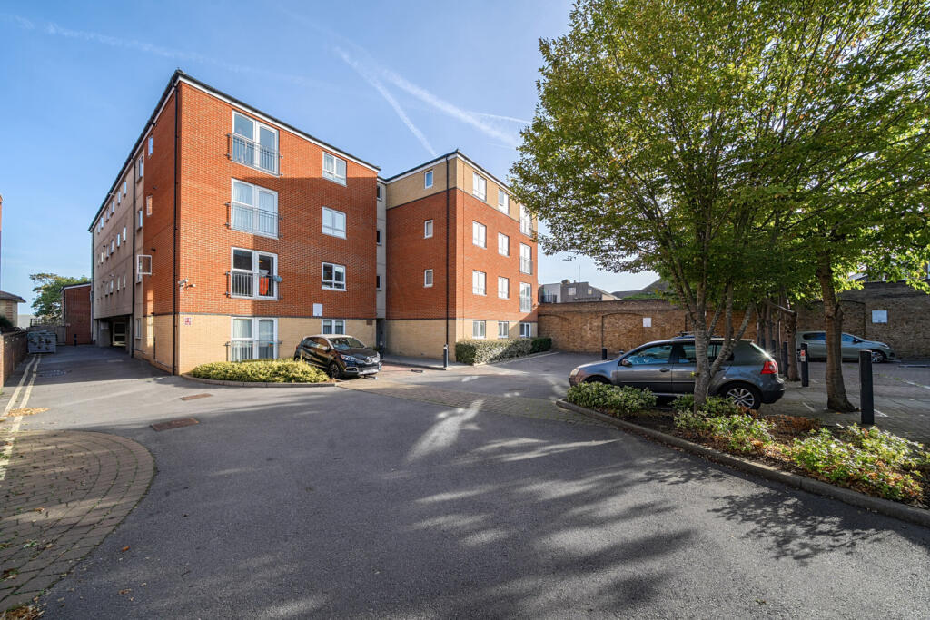 2-bed flat on Sidcup High Street, Sidcup, £300,000