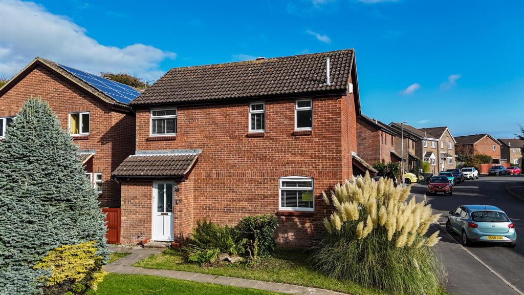 3-bed detached on De Chardin Drive, Hastings, £349,950
