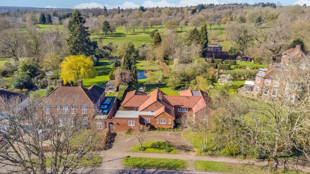 Main image of property: High Oaks Road, West Side, Welwyn Garden City, Hertfordshire, AL8