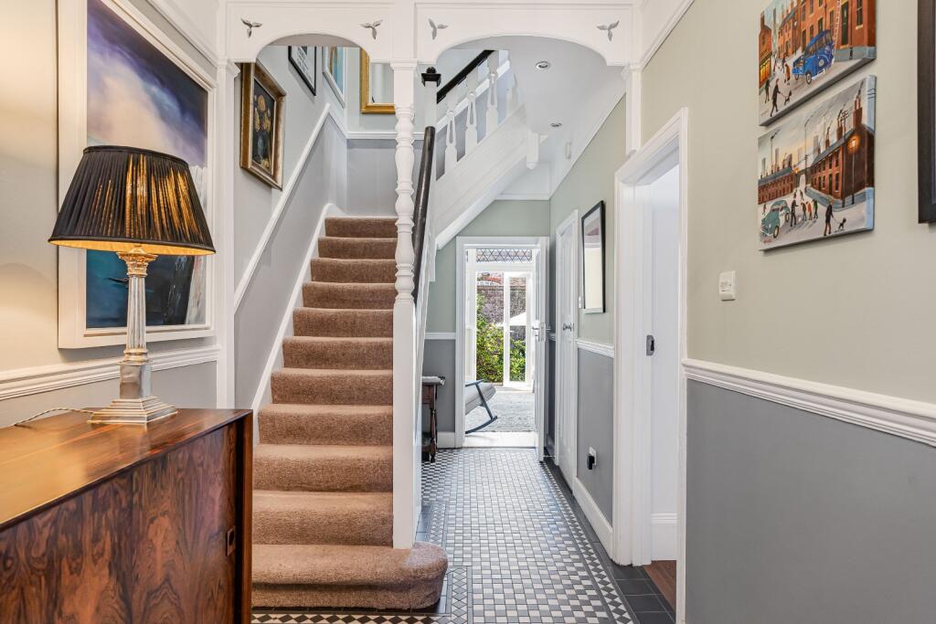 House in London - View 2