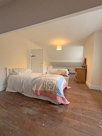 BEDROOM 5