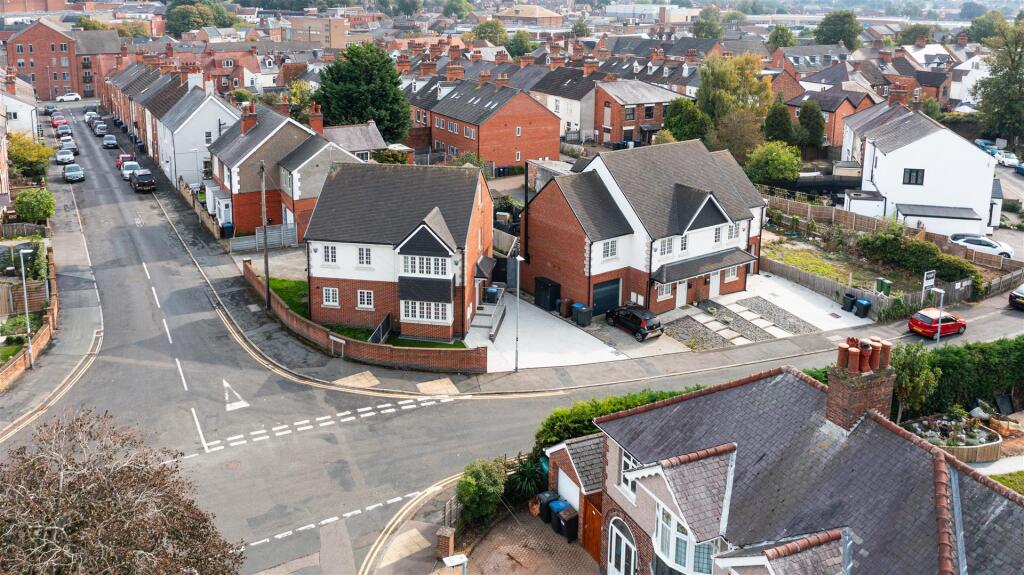 4-bed semi-detached on Mill Hill Road, Hinckley, £290,000