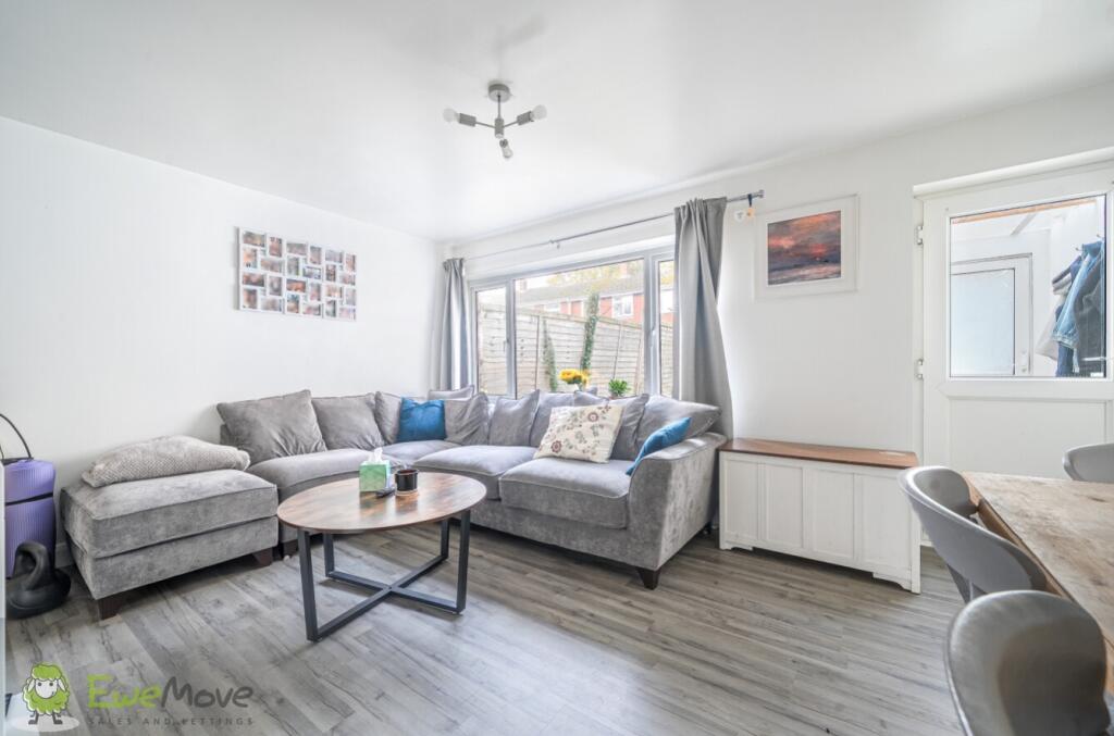 Brookside Walk, Tadley, Hampshire, RG26 photo 3