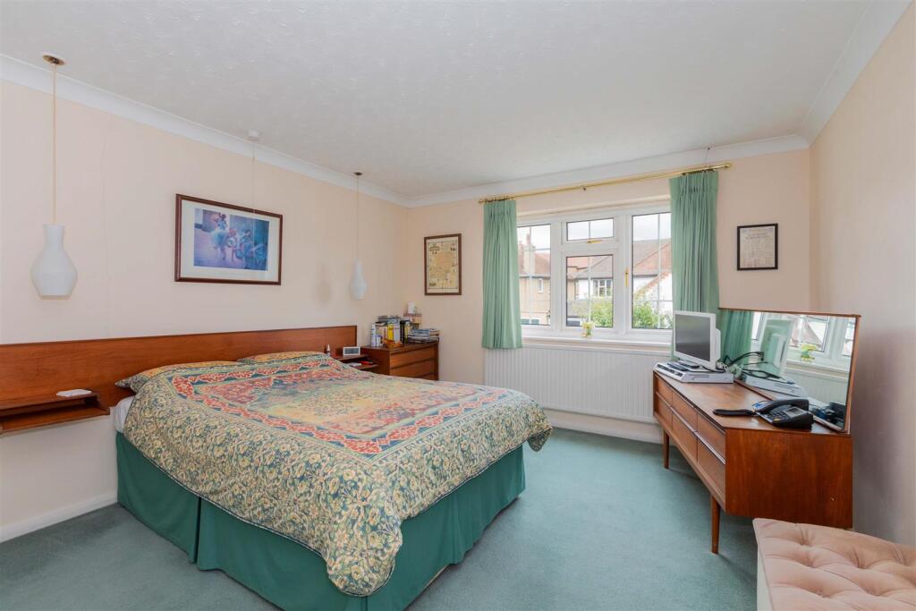 House in Maidenhead, Furze Platt - More