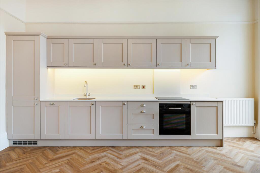 Apartment in Cheltenham, Gloucestershire - View 3