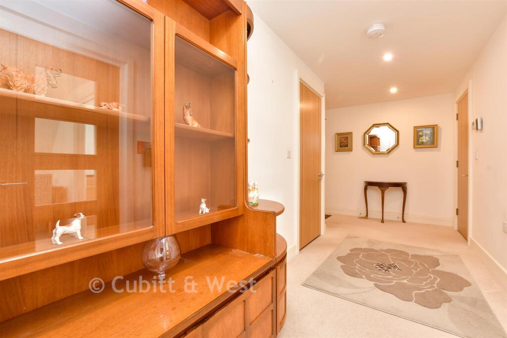 Apartment in Epsom and Ewell, Epsom - More