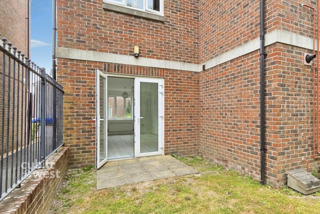 Apartment in Chichester, Whyke - View 5