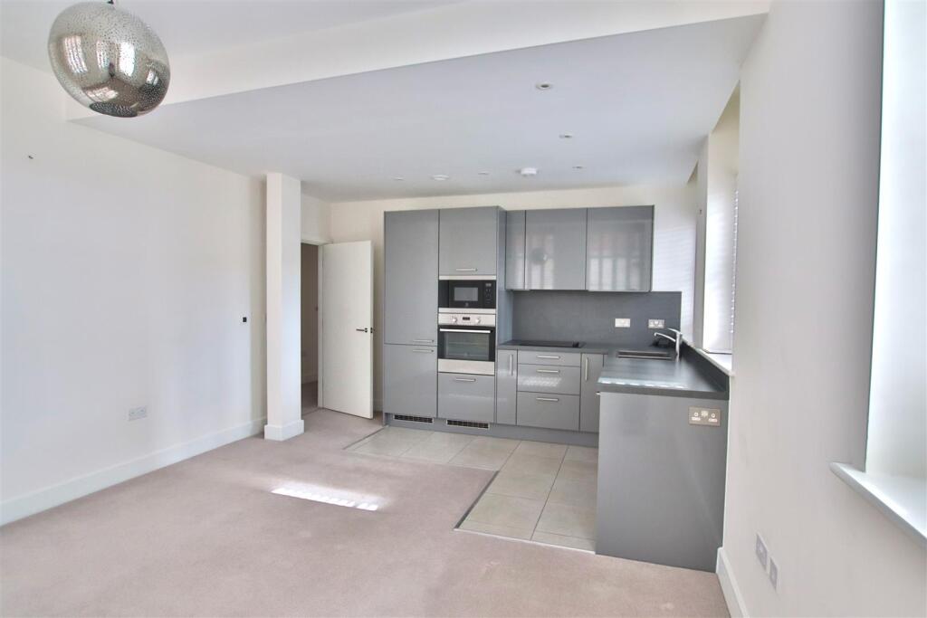 2-bed flat on Princes Drive, Worcester, £220,000