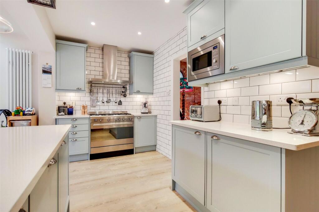 House in London, Royal Borough of Kingston upon Thames - View 5