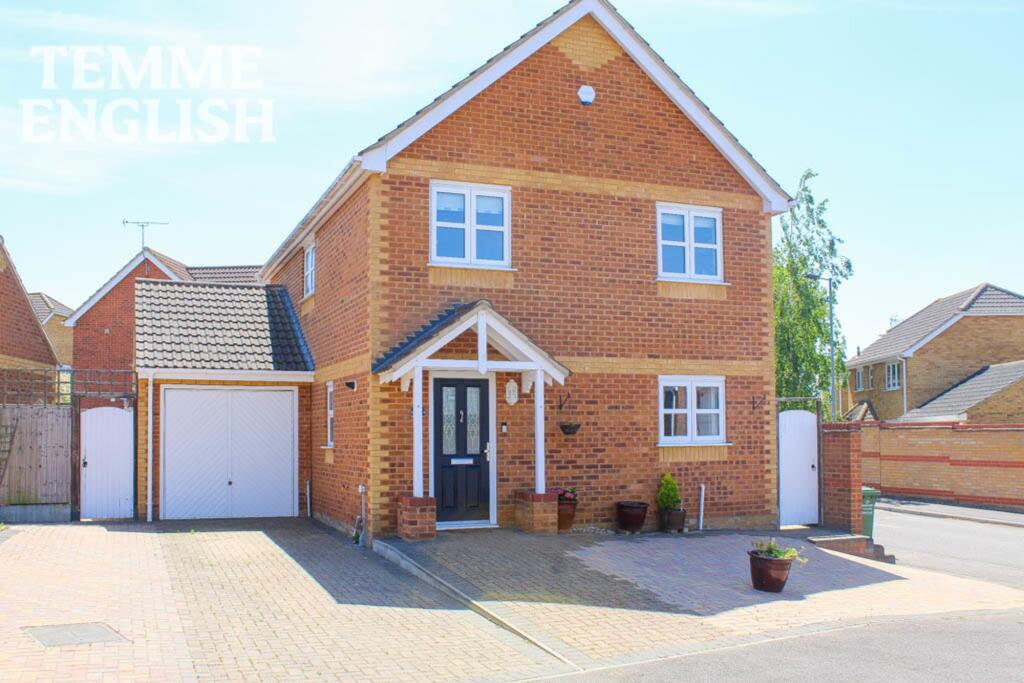 Main image of property: Roxwell Crescent, Wickford, SS12