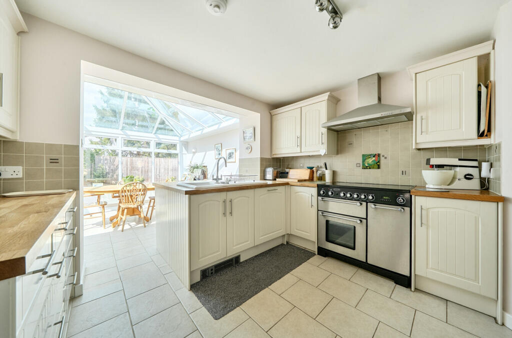 Manor Crescent, Standlake, Witney photo 4