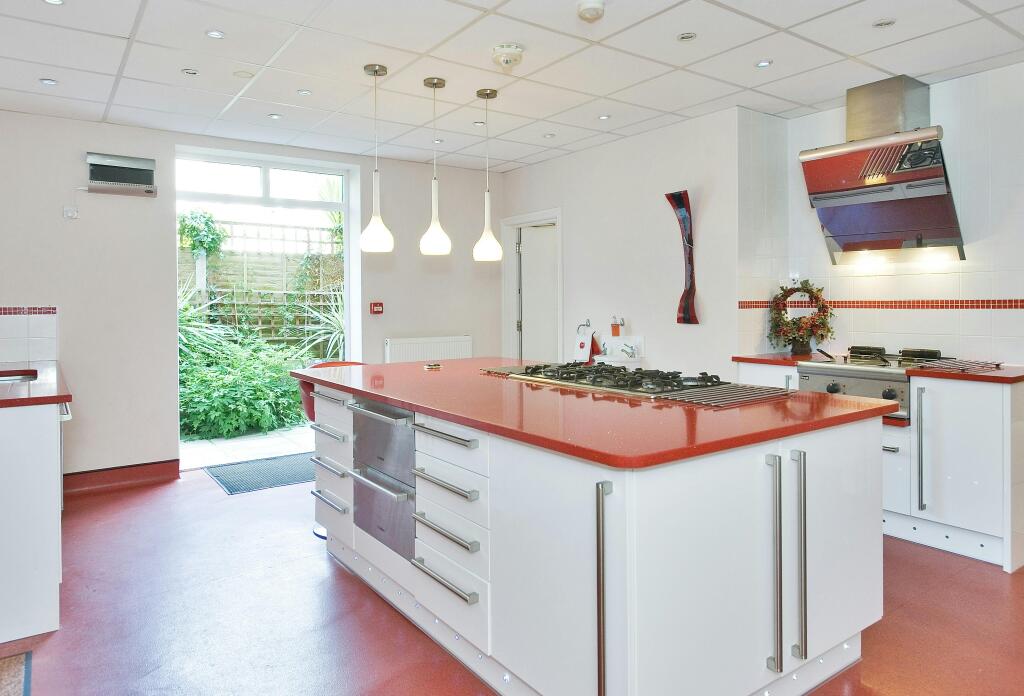 8120093-kitchen2-maxe.jpg