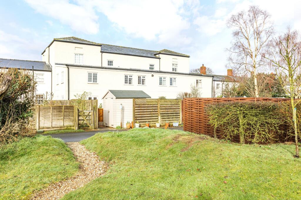 Main image of property: Smart and Ready-To-Use Bolt Hole Apartment with No Onward Chain in Docking