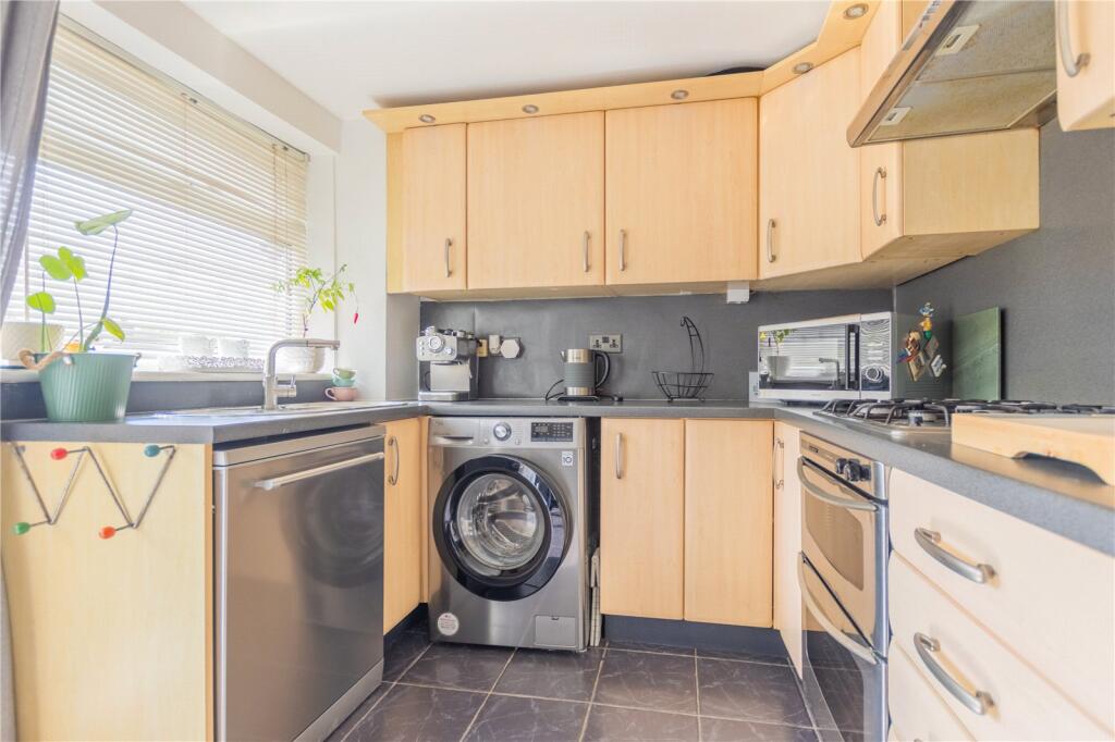 Totnes Avenue, Chadderton, Oldham, Greater Manchester, OL9 photo 4