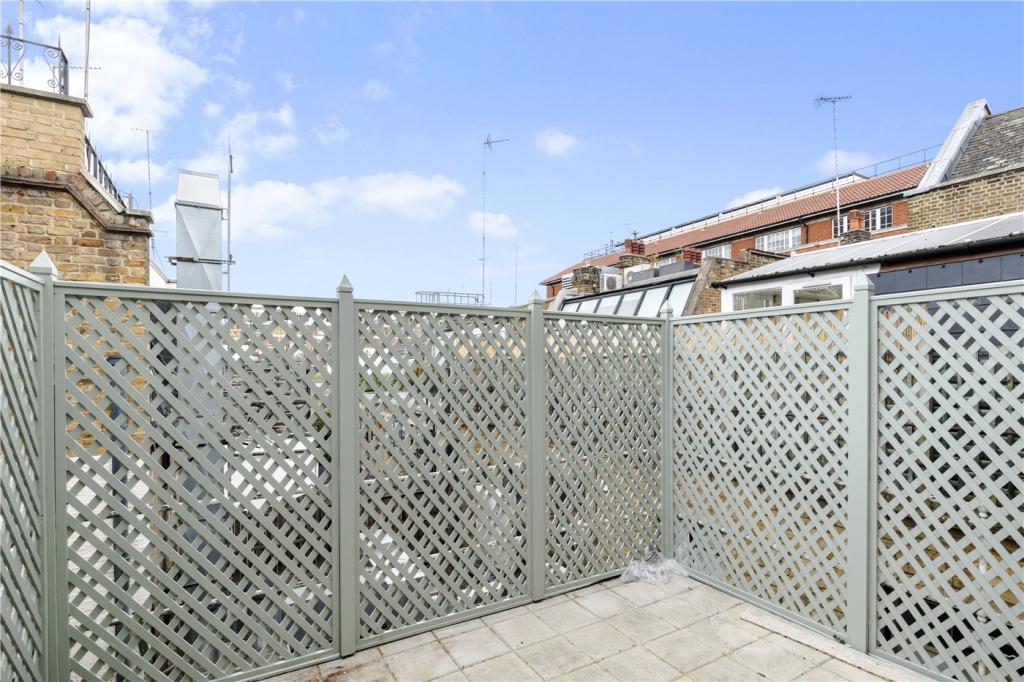 2 bedroom maisonette for rent
