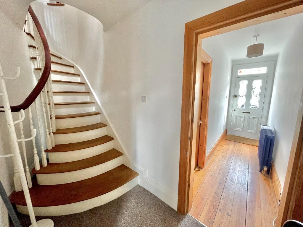 6 bedroom semi-detached house for rent