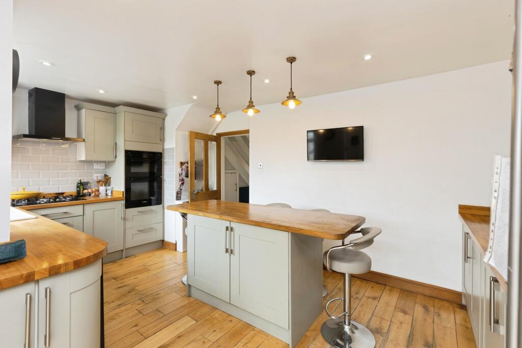 House in Gloucester, Gloucestershire - More