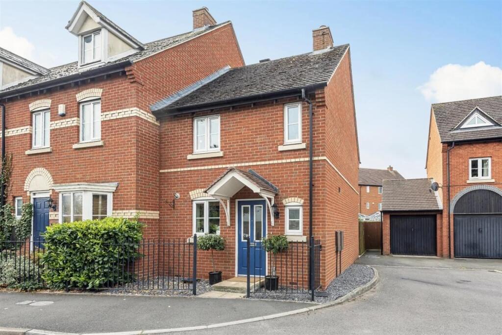 Main image of property: Weaver Row, Garston Lane, Wantage, OX12