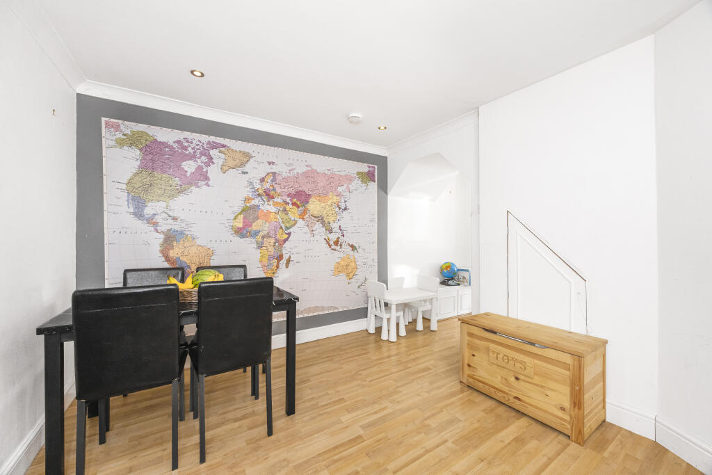 House in Dartford - More