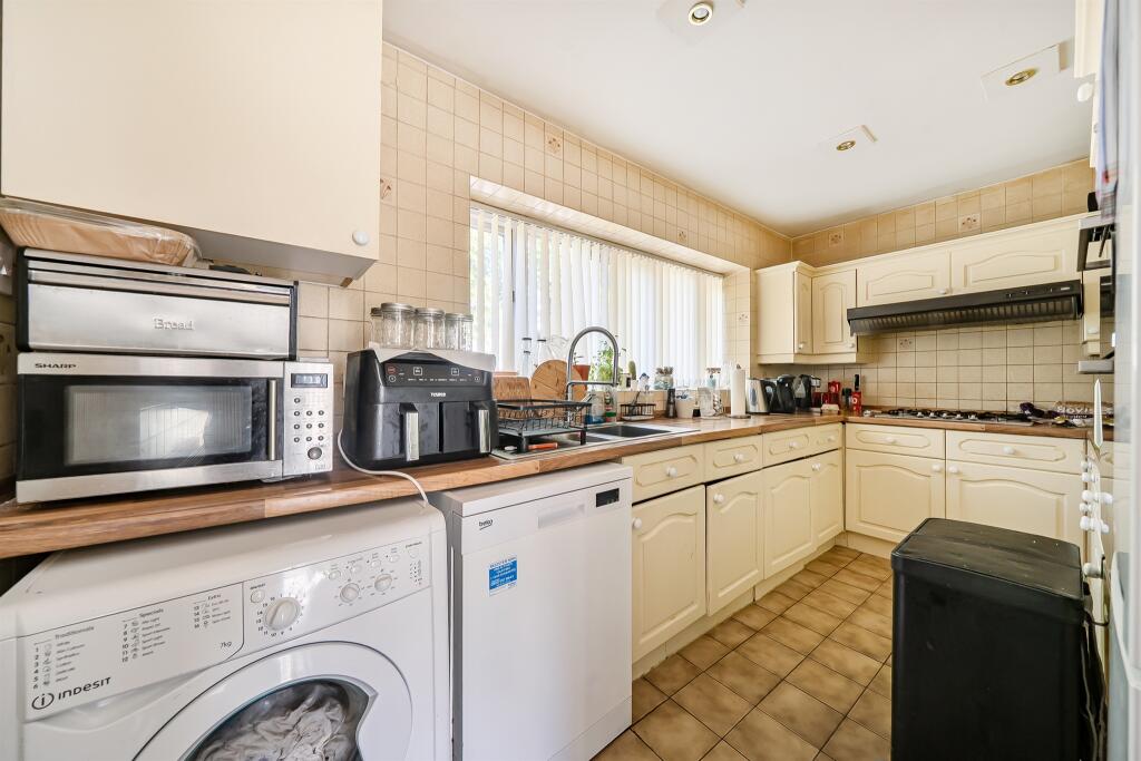 House in Huddersfield - View 3