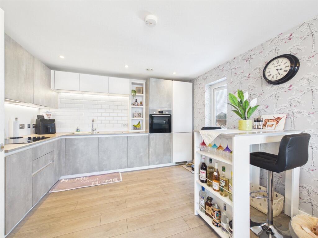 Apartment in Gloucester, Gloucestershire - View 4