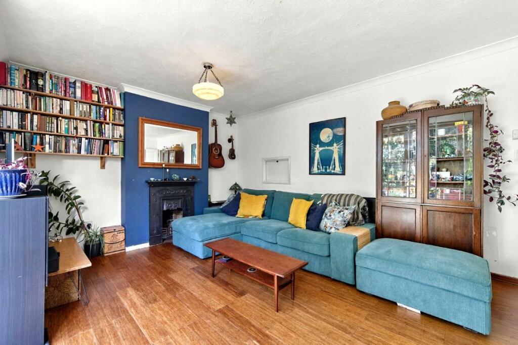 Apartment in London, St Martins Estate, Streatham Hill - View 5