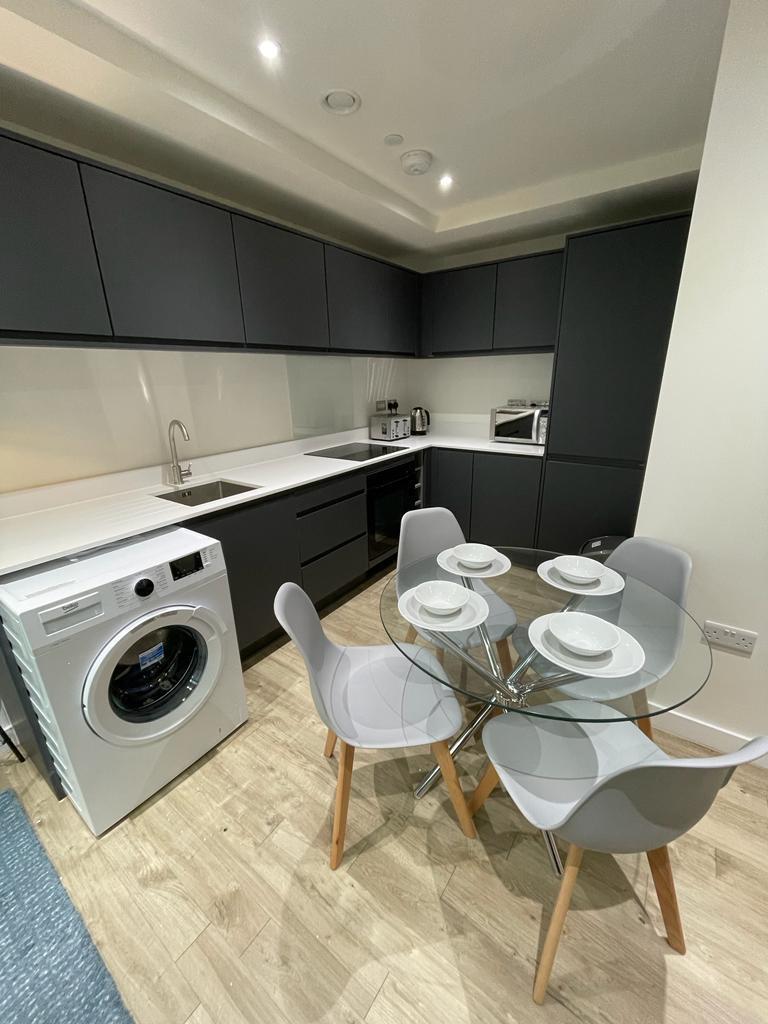 Apartment in Manchester, Old Trafford - View 2