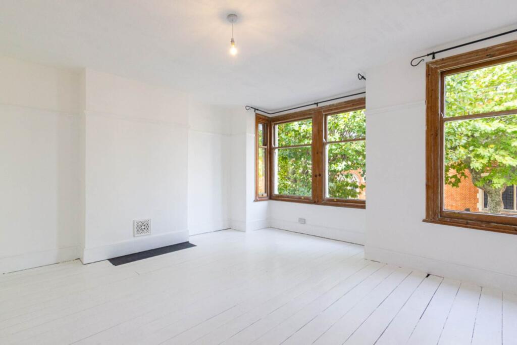 Apartment in Southend-on-Sea, Essex - View 4
