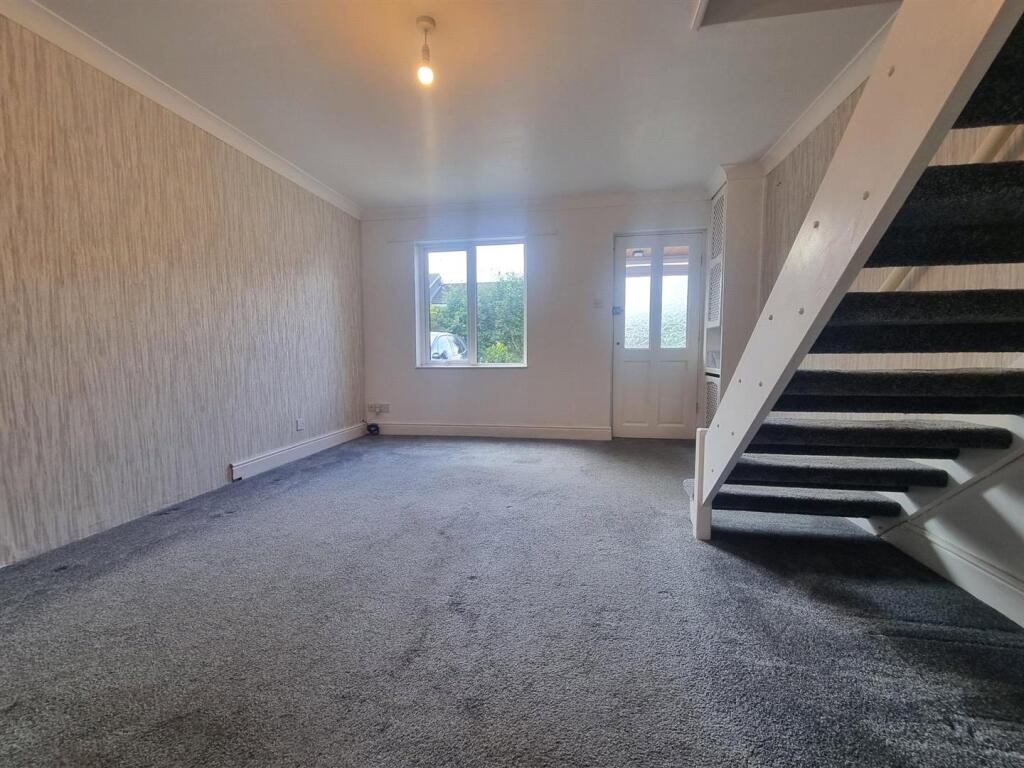 Oak Close, BAGINTON, CV8 photo 2