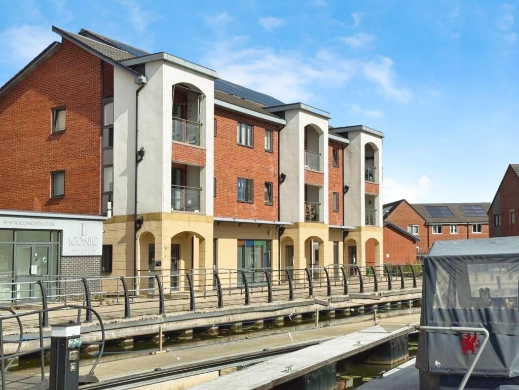 2-bed flat on Marina Walk, Leigh, £130,000