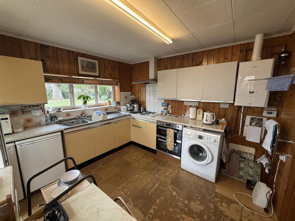 2-bed detached on Woods Avenue, Hatfield, £500,000