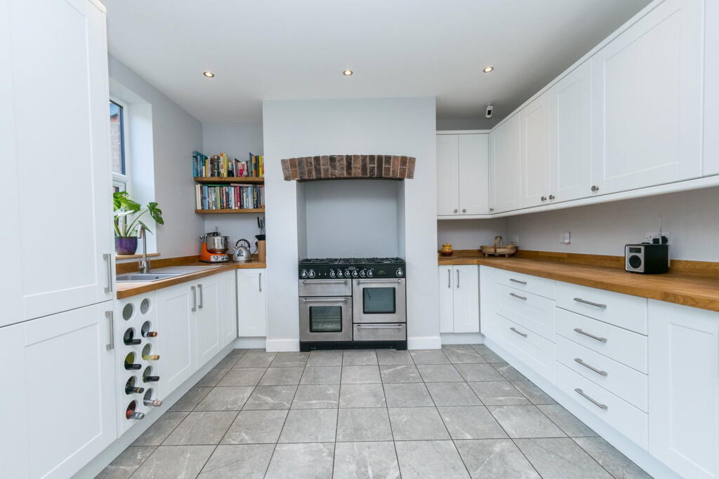 House in Huddersfield - View 5