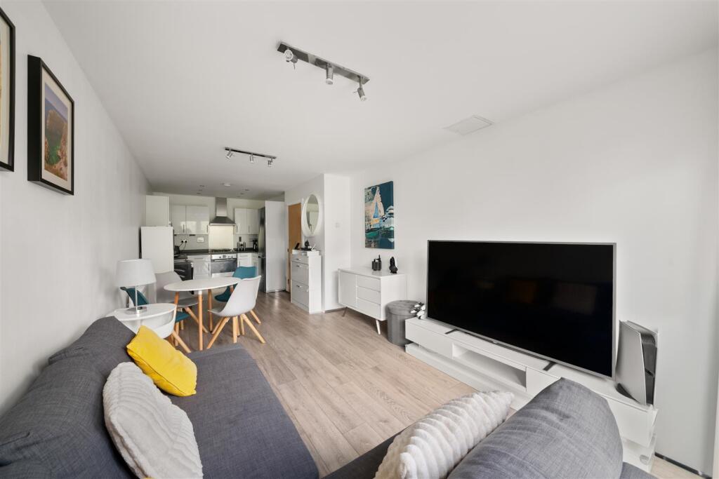 Apartment in Southall - More