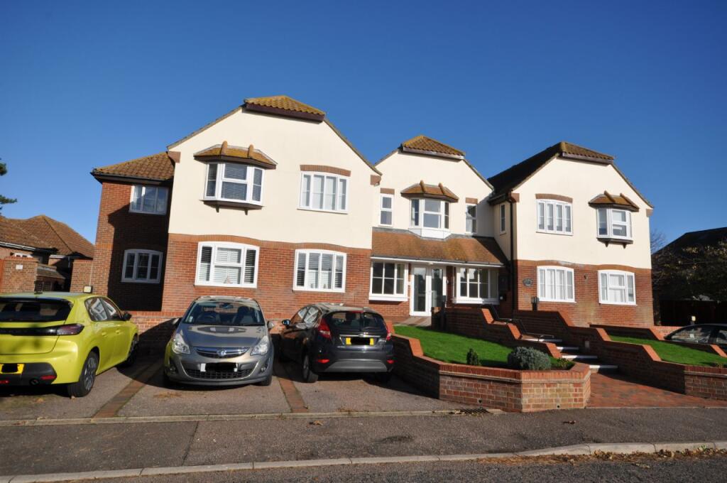2-bed flat on Louise Close, Walton-on-the-naze, £185,000