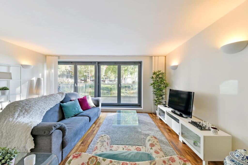 2-bed apartment on New Providence Wharf, Canary Wharf, London, E14, £625,000