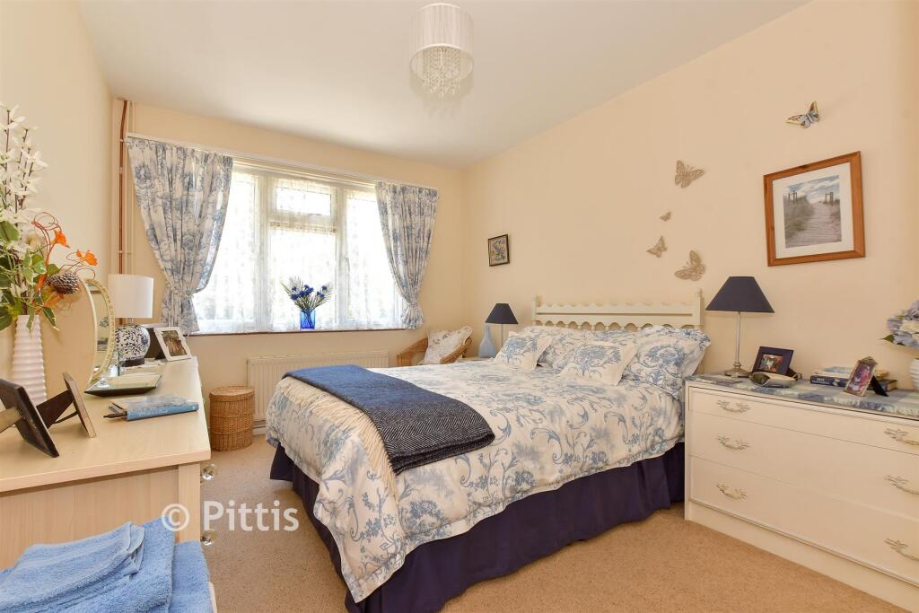 House in Totland, Colwell Bay - View 4