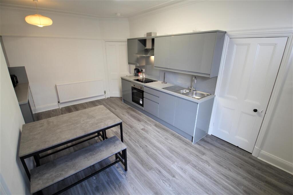 House in Leeds, West Yorkshire - View 5