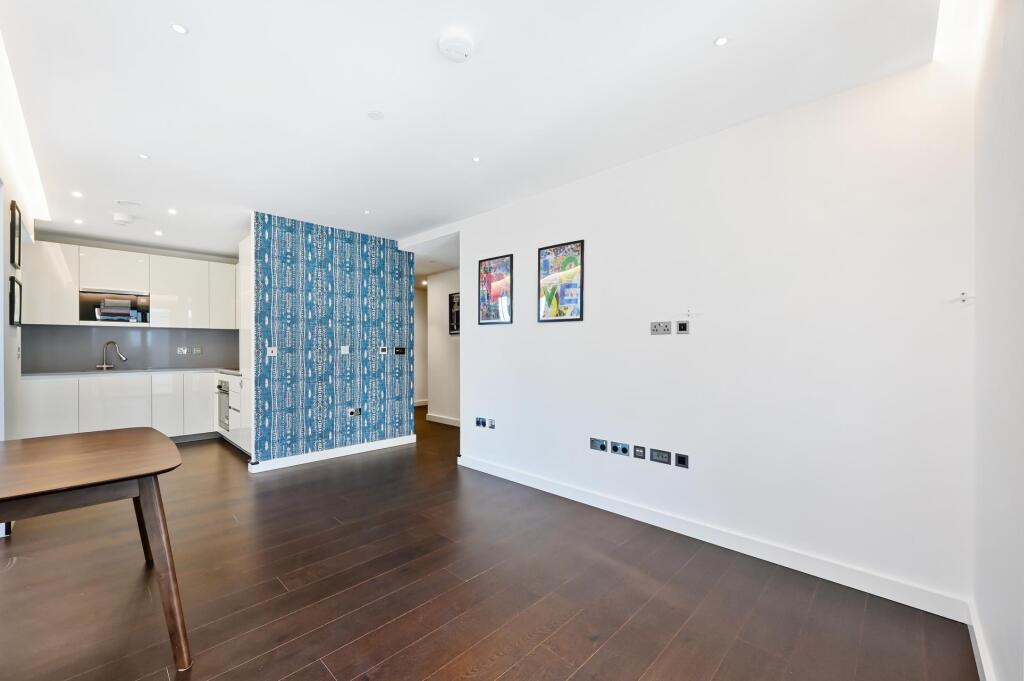 Montrose Building, Lexington Gardens, Nine Elms, SW11 photo 2