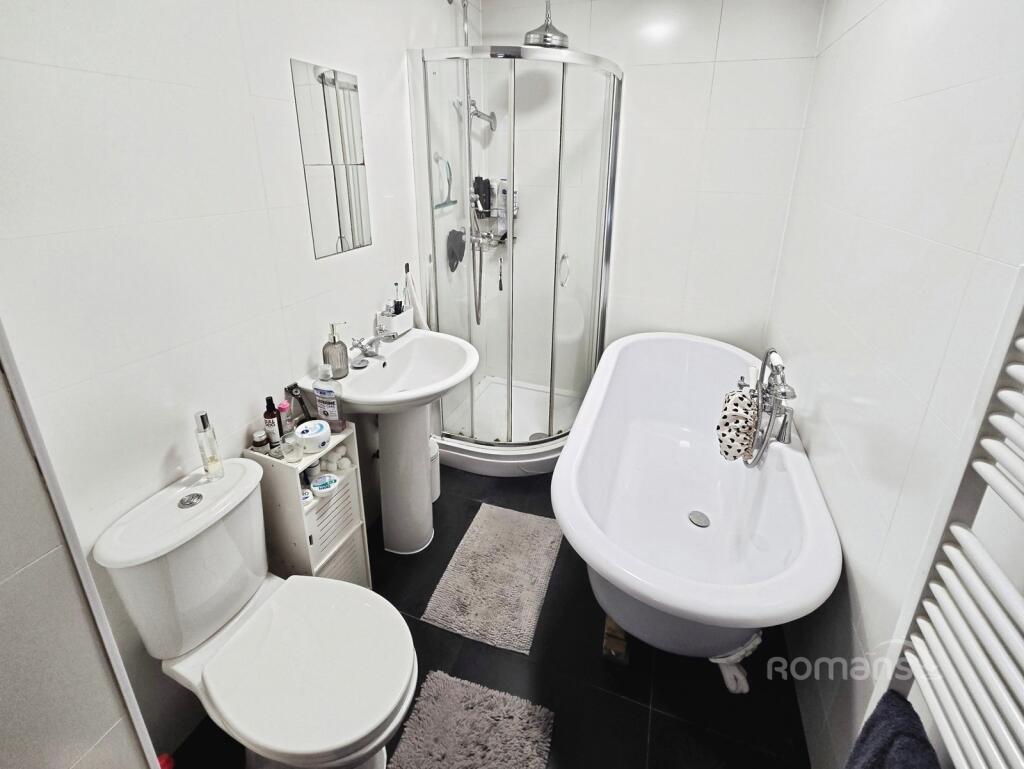 House in Surrey Heath, Windlesham - More