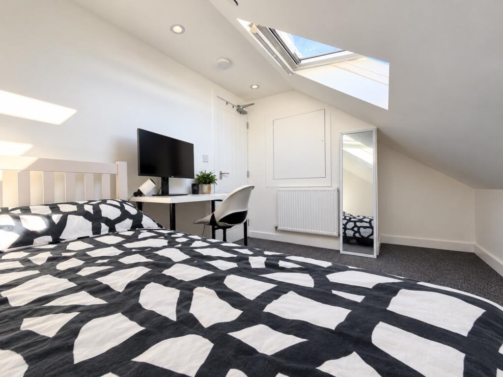 House in Cardiff, Cathays - More