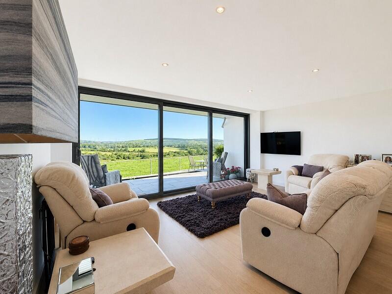 House in Cardiff, Llanharry - View 4