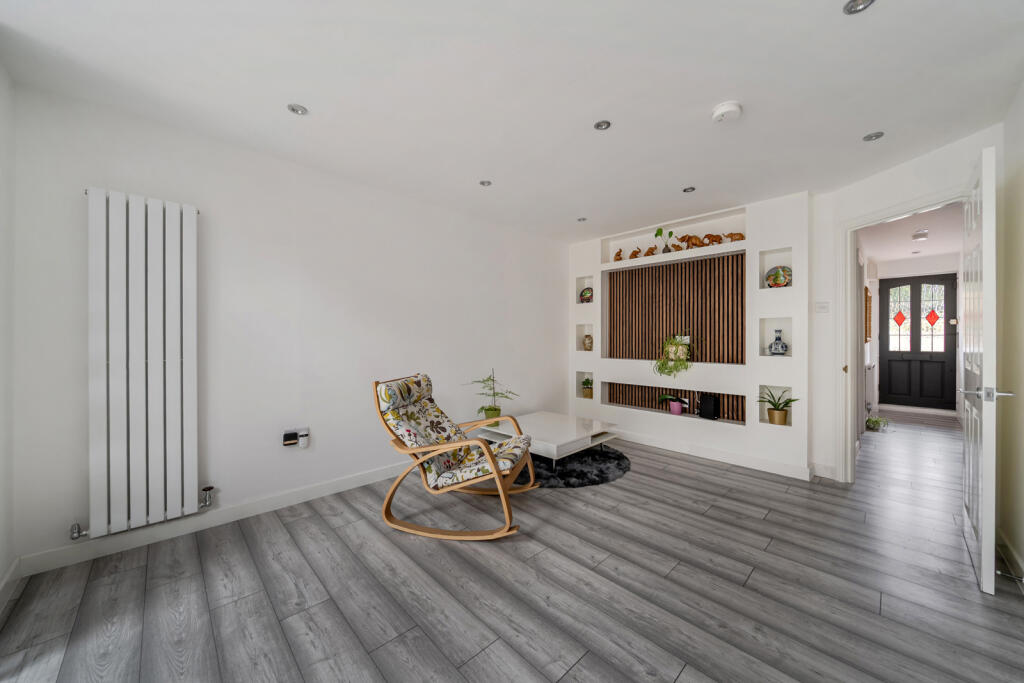 House in Spelthorne, Lower Halliford, Upper Halliford - More
