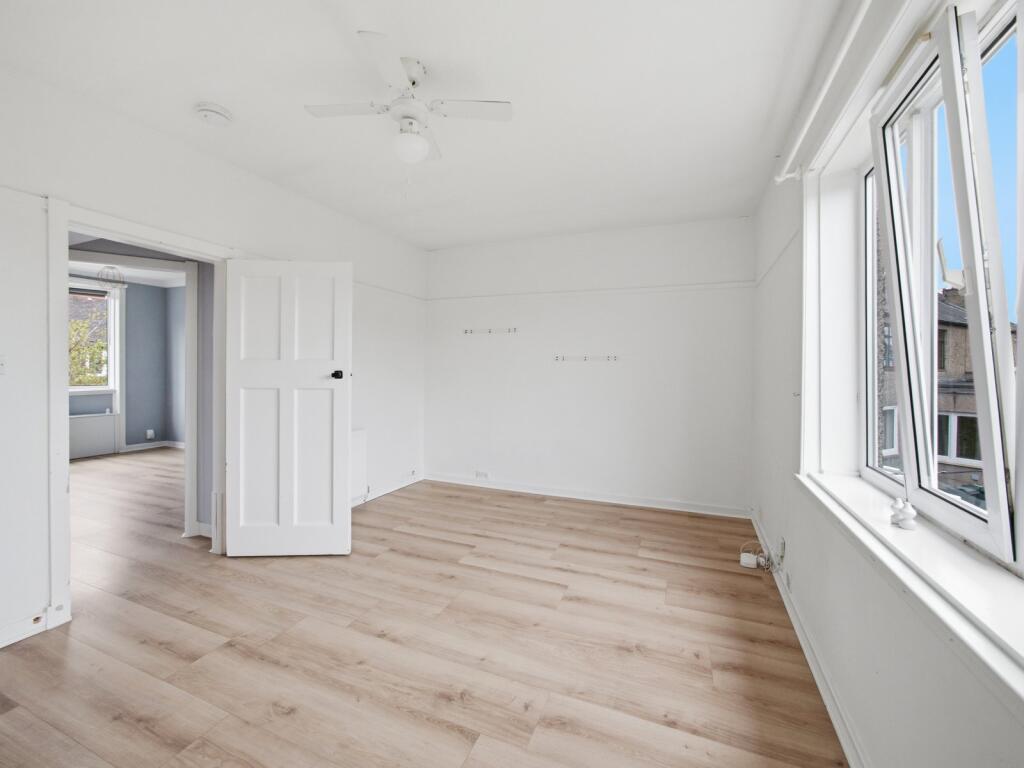 Apartment in Edinburgh, Corstorphine - View 2
