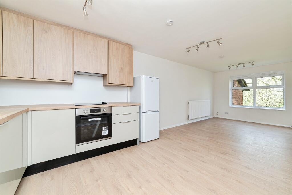 Apartment in Welwyn Garden City, Haldens - View 3