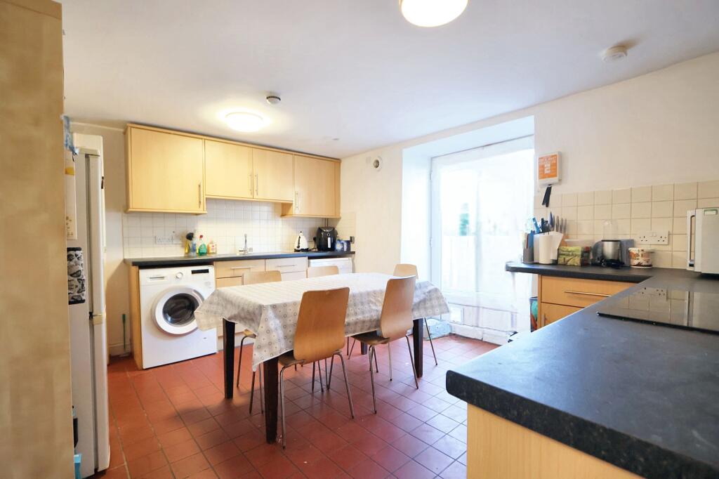 5 bedroom terraced house for rent